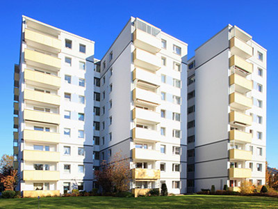 Blick auf moderne Wohnhäuser mit mehreren Stockwerken und Balkonen.